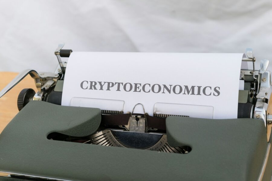 Veja como novas regras em 2025 impactam criptos, NFTs e DeFi no Brasil. Entenda o equilíbrio entre inovação, impostos e compliance regulatório.