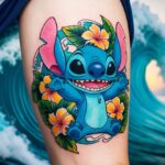 Uma tatuagem colorida do Stitch, o personagem alienígena de Lilo & Stitch, cercado por flores tropicais e ondas.