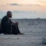 Mefibosete sentado sozinho em uma terra árida e desolada por anos