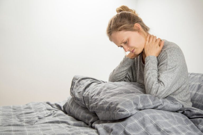 Acordar com dores no corpo espiritismo: causas, sinais e superação