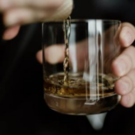 Quais opções de destilados e vinhos são as mais indicadas para dias frios?