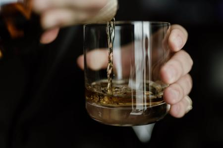 Quais opções de destilados e vinhos são as mais indicadas para dias frios?